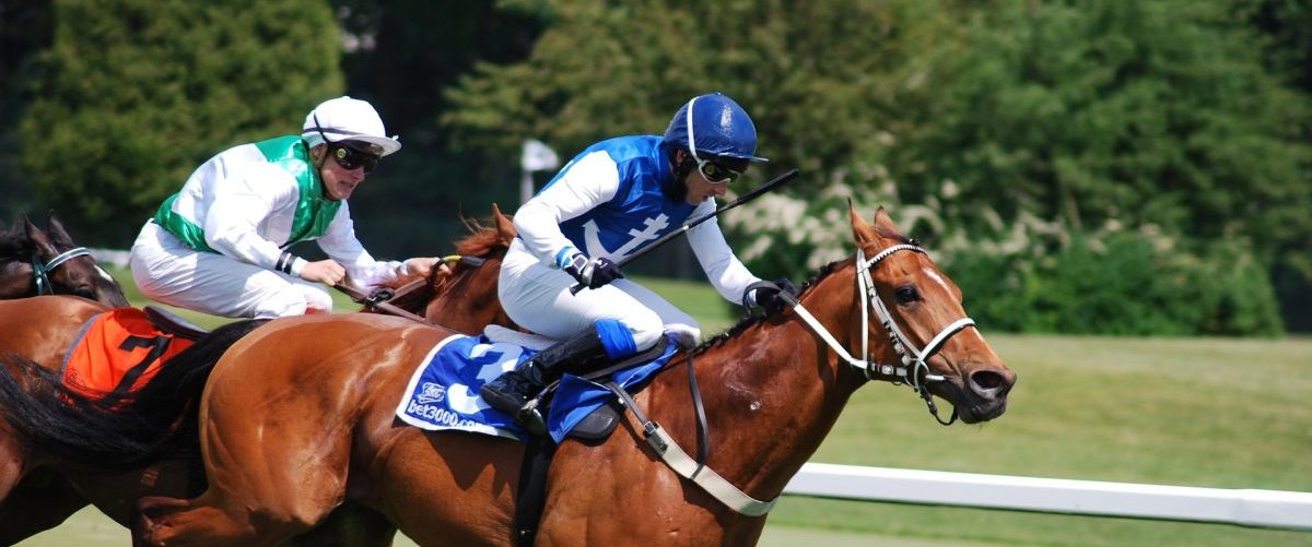 接戦を繰り広げる競馬